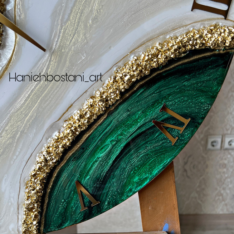 ساعت دیواری رزینی طرح ژئود سبز و کرم