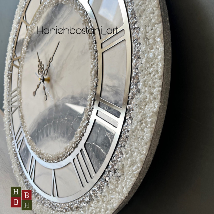 ساعت دیواری رزینی طرح روسی سفید طوسی