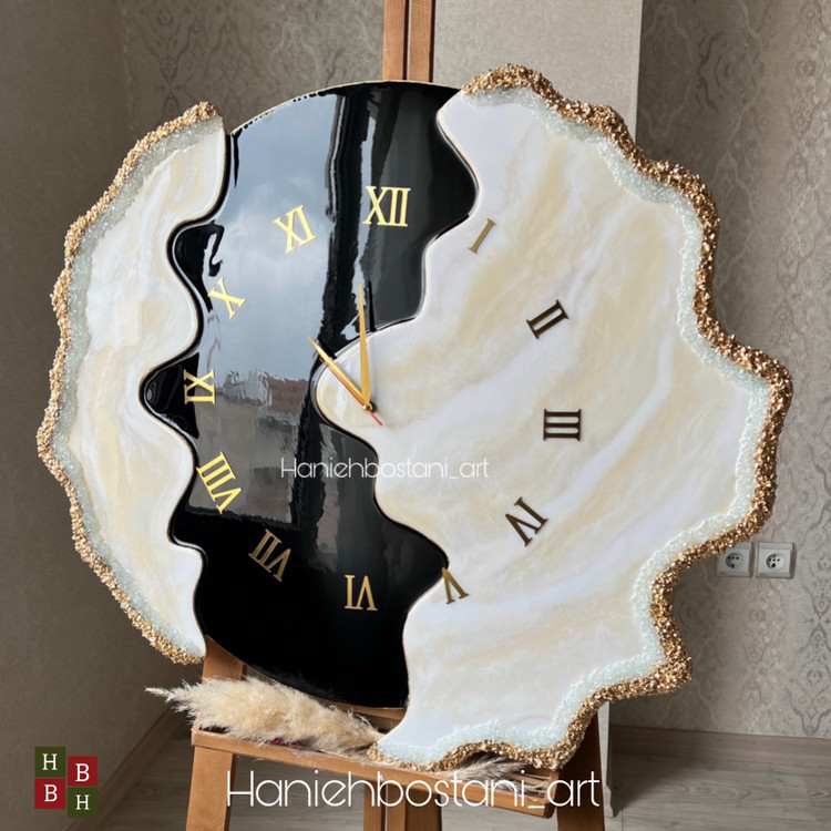 ساعت دیواری طرح دفرمه رزینی سفید، کرم و مشکی