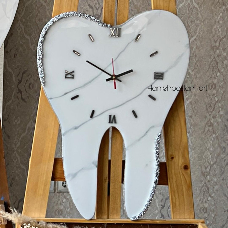 ساعت دیواری رزینی طرح دندان برای دندانپزشک ها