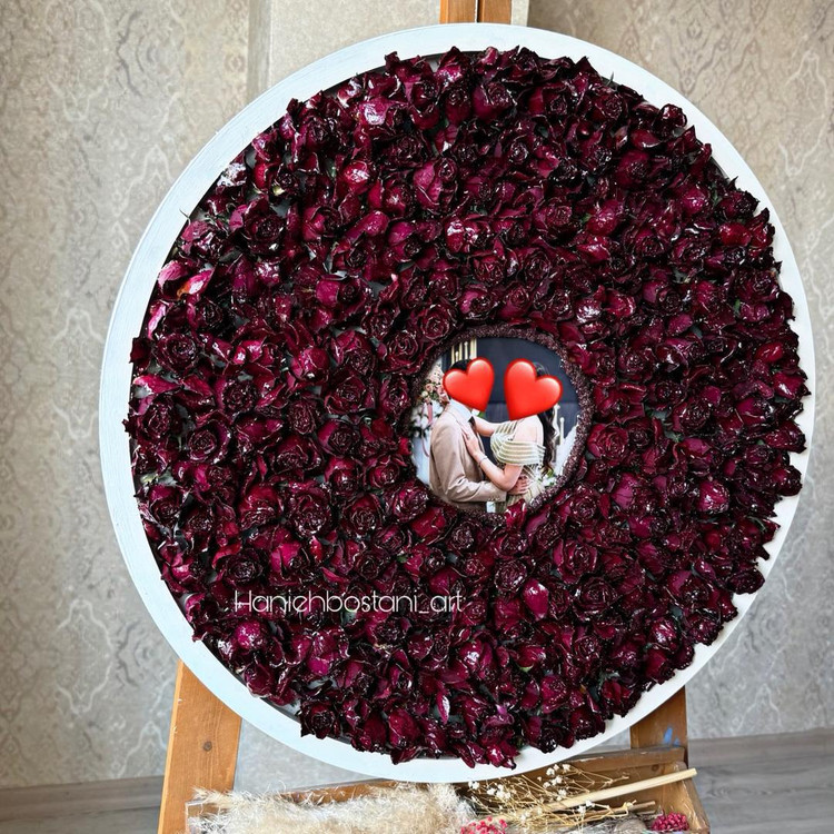 تابلو دیواری رزینی با گل های طبیعی جاودان شده و عکس عروسی
