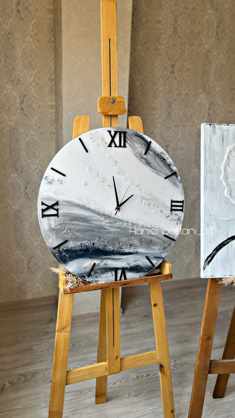ساعت دیواری رزینی طرح روسی سفید و طوسی