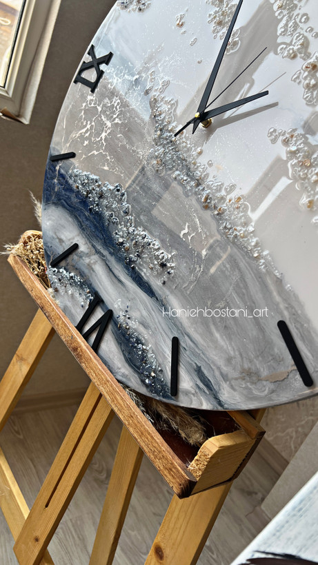 ساعت دیواری رزینی طرح روسی سفید و طوسی