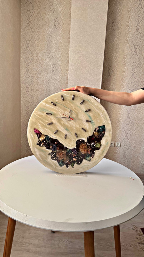 ساعت دیواری رزینی با گل های طبیعی جاودان شده