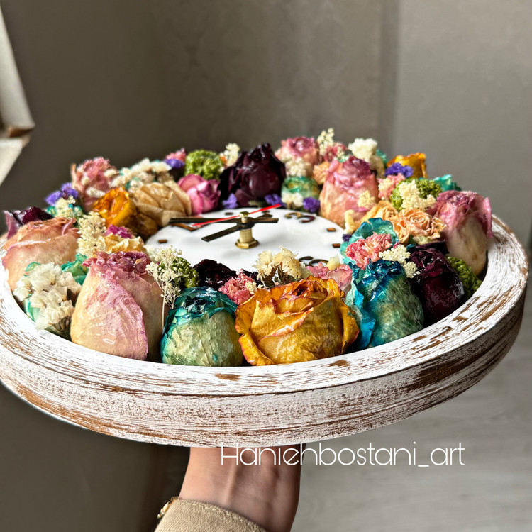 ساعت دیواری رزینی با گل های طبیعی جاودان شده