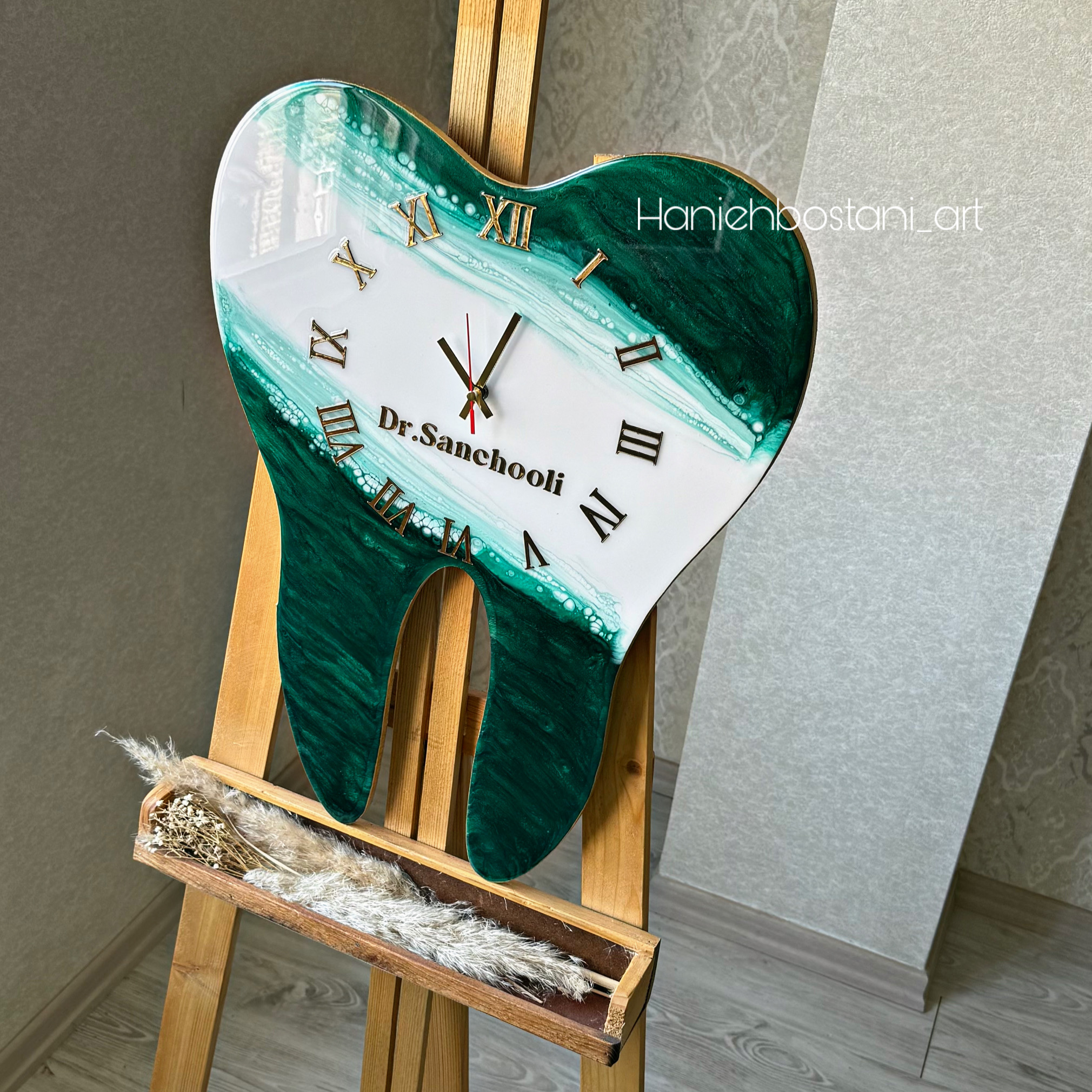 ساعت دیواری رزینی طرح دندان برای دندانپزشک ها