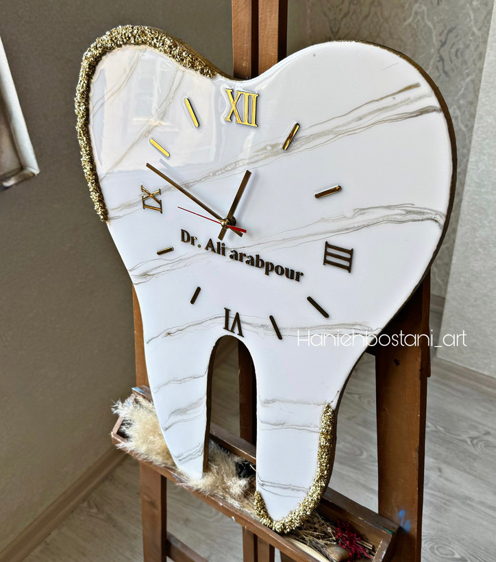 ساعت دیواری رزینی طرح دندان برای دندانپزشک ها