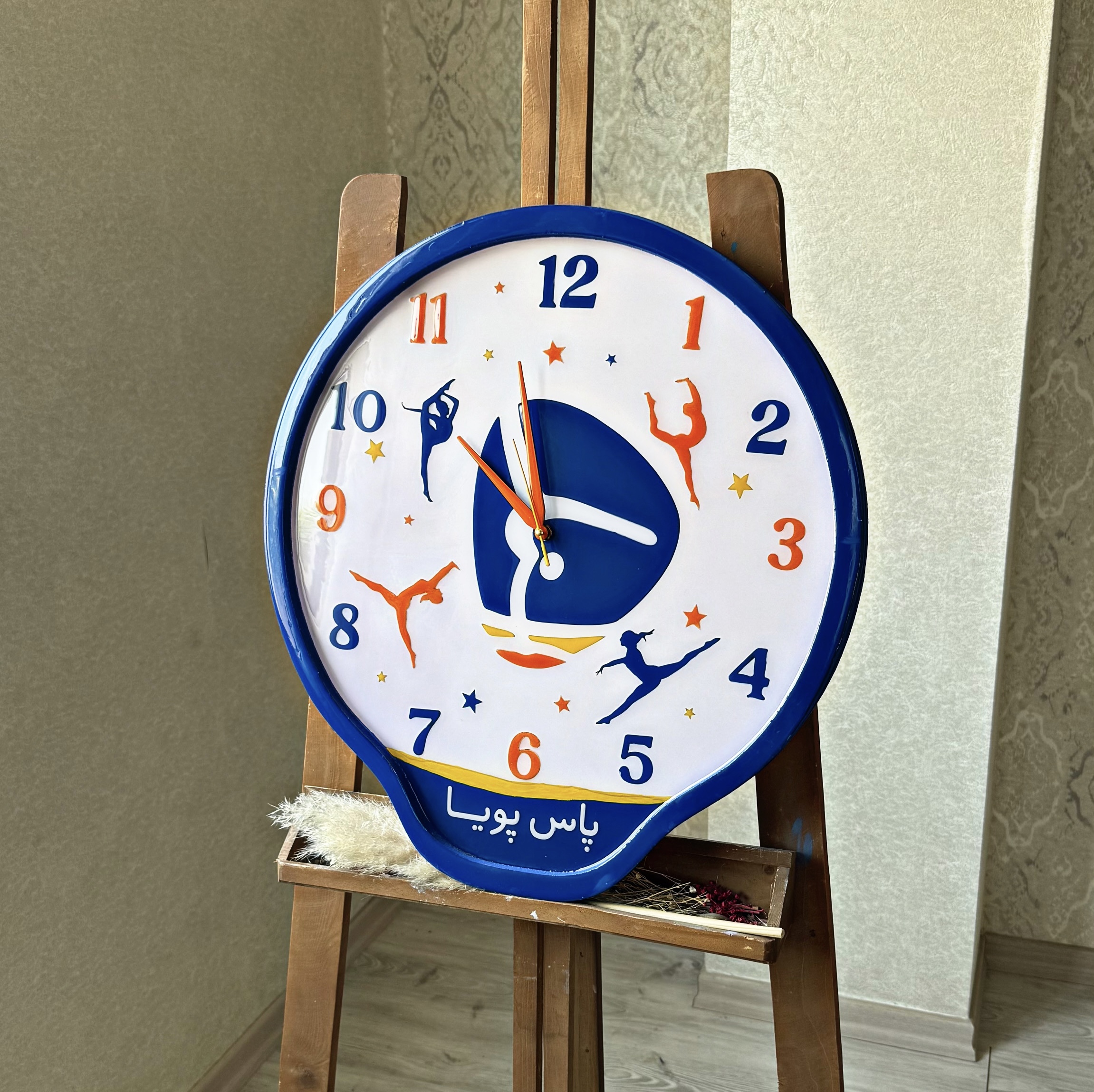 ساعت دیواری رزینی طرح ژیمناستیک