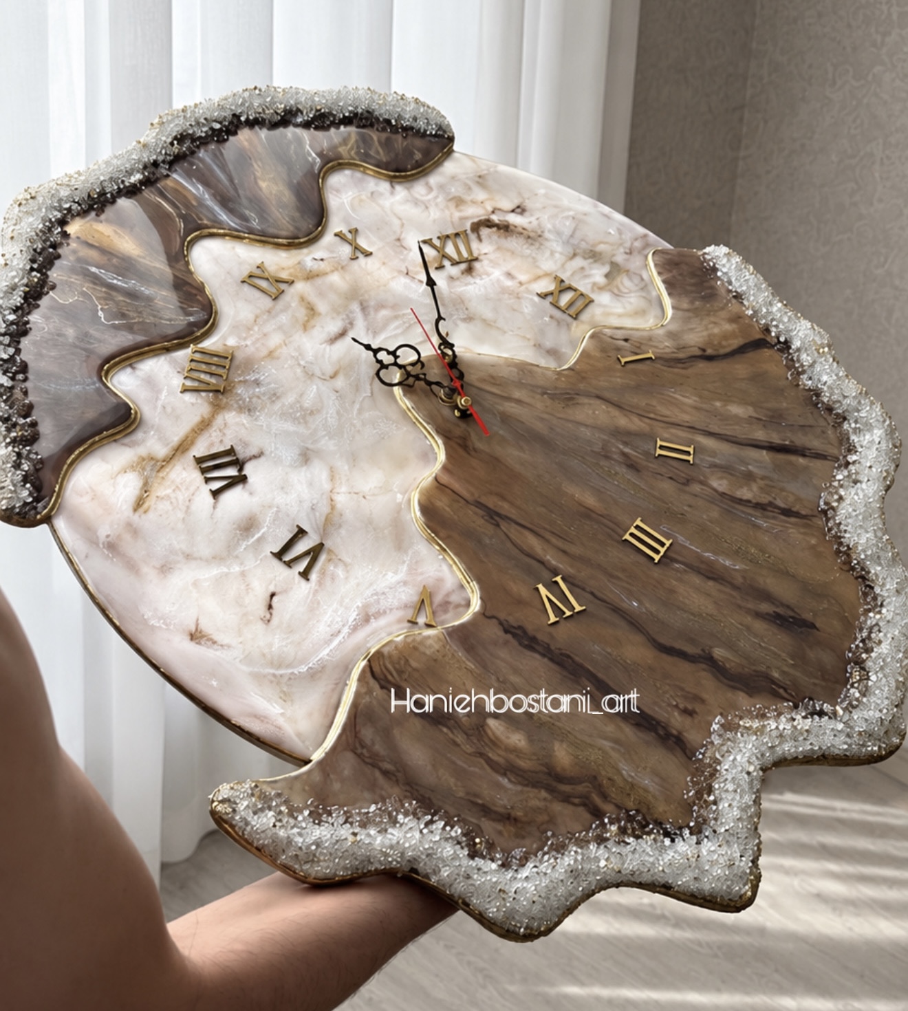 ساعت دیواری طرح دفرمه رزینی کرم و قهوه ای