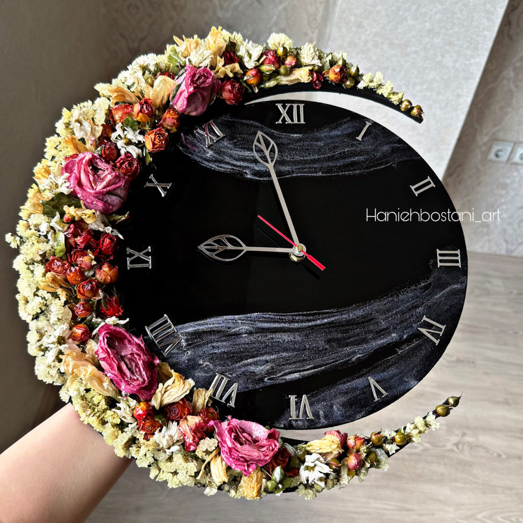 ساعت دیواری رزینی با گل های طبیعی جاودان شده